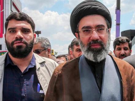 穆杰塔巴到底在哪里?躲过暗杀平安无事,活着就是最大胜利 【抖音独家】#时代的荣耀 #零基础看懂全球 #全球创作者计划