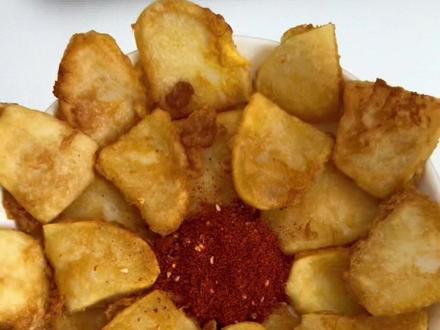 挑战饵块粑的100种吃法,第一种:鸡蛋液煎饵块粑,感谢给我们分享吃法的粉丝朋友,大家有什么饵块粑的创意吃法,可以在评论区分享一下#饵块的创意神仙吃法 #优质农产品#挑战饵块粑100种吃法