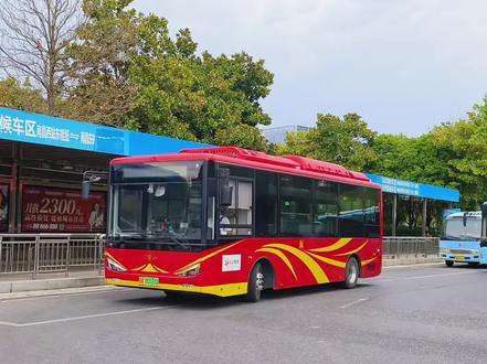 南昌公交2025年第二阶段线网优化调整将于11月15日起陆续启动
将要停开38、258、高铁巴士10线、南昌东站定制1、2、3线共6条线路
第一批(11月15日调整)
组合调整204、224、227、216路,其中204与224将改为环线。
组合调整215、861、226、263、18路,同时停开258路,并调整263的开收班时间(6:20~20:30)
因客流稀少,停开38、高铁巴士10线,南昌东站定制1、2、3线这五条线路
调整130、206路进入南昌东站,方便市民前往南昌东站
第二批(11月22日调整)
调整高铁巴士9线,终点站设置在南昌师范学院昌北校区南门,可提高乘坐率,也能解决水仙路无法靠边停车的安全隐患问题;同步调整该线路的开收班时间(仅在周五至周日和节假日运营,寒暑假不运营)
具体发车时间:周五发车时间:南昌西站12:00-19:30,南昌师范学院昌北校区南门12:30-19:00
周六、日、节假日发车时间:南昌西站6:40-19:30,南昌师范学院昌北校区南门6:40-19:00
(原定于11月22日调整的16,203,828暂不调整)
#每一帧都是热爱 #南昌公交 #公交迷 #公交车 #线路有终点服务无止境