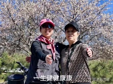 感恩妈妈的碎碎念念,温暖我的岁岁年年,
愿所有的妈妈都能被,岁月温柔以待,
愿所有妈妈身体健康节日快乐!#妈妈 #给妈妈的一封信 #母亲节原来可以这样送礼物 #我的妈妈越来越顺