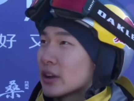 #苏翊鸣赛季首冠 两跳完美演绎1980动作,中国队包揽金银,苏翊鸣赛后采访称“这个冠军意义非凡,几乎等同于一切”#苏翊鸣 #单板滑雪大跳台