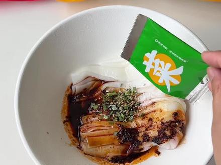 粉丝投稿零食我来测,今天测的是貂蝉不馋即食凉皮#凉皮 #零食测评 #网红零食大发现 #即食凉皮