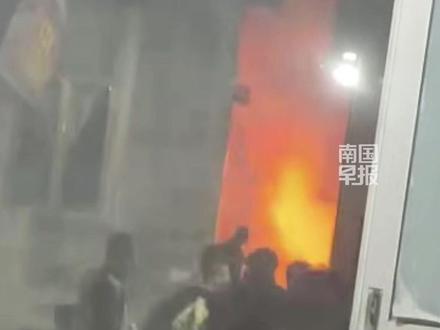 电动自行车凌晨疑因充电时电瓶爆燃, 网友:砰的一声楼抖了一下,以为是地震#电动车 #电瓶 #充电 #热点 #消防