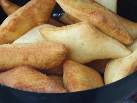 阿凯家来朋友了,大锅炸蕉叶,被夸的不好意思了