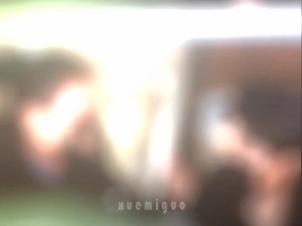 朴智旻一出道就表明自己已婚“家里有位黏人的alpha”,出道即塌房的热搜立马登顶,但没多久就被撤下。田柾国因为朴智旻坚持要进娱乐圈,单方面宣布与朴智旻冷战,在朴智旻的注视下去卧室拿被子,委屈的alpha信息素急需omega的安抚,两间卧室隔得不远,田柾国走得比乌龟还慢,朴智旻忍着笑开口“需要给你留门吗”
下一秒某人坚定的抱着被子到另一间房去了,朴智旻进他们卧室时故意冲对面说“门没锁哦”,田柾国闭着眼“门没锁”在脑海里挥之不去,手机屏幕暗了又亮,锁屏时间都要被他盯穿了,田柾国(就冷战一小时),然而只过了半小时,田柾国就委屈地爬回了有朴智旻的床,把人压在身下,吻得朴智旻喘不过气,惩罚似的咬破了朴智旻的嘴唇,然后委屈的埋在人颈窝“为什么不哄我,哄我一下就让你去",omega和alpha的信息素交融,朴智旻哄着看似要哭的alpha,没想到最后把自己哄哭了,田柾国抱着怀中微微颤抖的omega心情愉悦地说道“整个娱乐圈都送你”。
朴智旻一出道资源就很不错,已婚也没影响到他,凭实力也收获了一堆事业粉,但被金主包养的话题不断,狗仔纷纷想扒他的料,田柾国黏黏糊糊的和朴智旻一起走出来,闪光灯不停,alpha感觉到omega不开心,比着小心心逗着老婆,不顾那些镜头从背后抱住朴智旻“他们不敢发的”,周围看清楚朴智旻旁边的人时,有人的相机“啪”掉在了地上,田柾国不耐的扫了下周围,转而又笑着对朴智旻说“他们怕我。”语气中满是得意,后面狗仔只能眼巴巴看着瓜从自己眼前溜走,还被迫吃了一嘴狗粮。黑白两道通吃的田家没人敢惹,那田家小少爷的手段可是出了名的狠戾,狗仔只有抱着自己的瓜烂进肚子里。#国旻 #kookmin