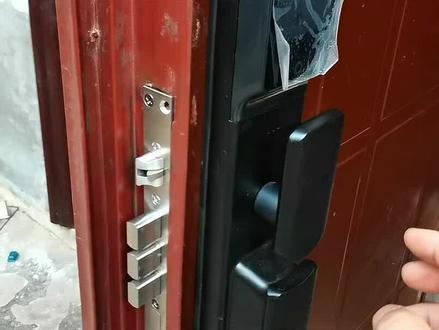 指纹锁打不开了怎么办?手动按扭开不了电机按钮也开不了,一个小方法教会你操作 #指纹锁打不开 #生活小知识