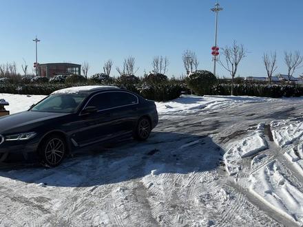 宝马5系雪地爬坡,把后驱变前驱,倒车看看能不能上去#宝马 #宝马5系 #撸车日常