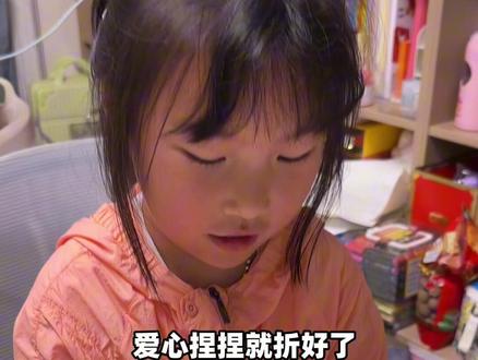 爱心捏捏折纸 同学教我折的爱心捏捏,现在我来示范一下折纸教程#虎妈也疯狂 #晴姐姐成长记 #折纸 #折纸教程 #爱心捏捏