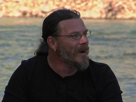 这半箱超过25斤重的大鲶鱼,便是杰森今夜耗费几个小时的收获! #野外生存 #野钓巨物 #山地硬汉 #鲶鱼