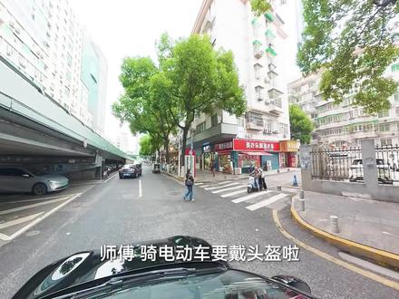 长沙五一广场,一场科技与城市的互动正在上演。一辆新款智界R7依托车外6个拾音麦克风和1个高保真扬声器,通过“隔窗对讲”功能,让车主能够在车内直接与路人沟通,实时提醒不文明交通行为,被市民称为“马路判官”。
当天长沙气温跌破10℃,智界R7的前备箱也派上用场,车主准备了热奶茶,一路派送。有智慧的科技,更有温度的城市。如果这个麦克风在你手中,你会想对谁说点什么?#智界R7化身长沙马路判官#智界R7 #智界新S7 #智界大有可玩