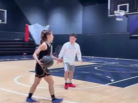 带漂亮女友赚钱,半个月狂接5条广子,陈一帆:还tm打球呢? #陈一帆 #煜甜儿