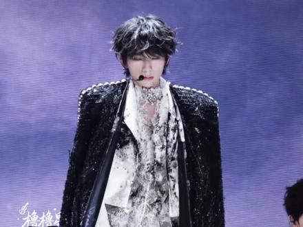 王橹杰演绎天堂魔鬼的破碎美学,天生爱豆的舞台魅力。#热爱加1计划#王橹杰#王橹杰跳舞好有高级感#tf家族新年音乐会#舞台