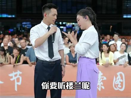杨雯梓索图大舞台二人合唱节目互动现场