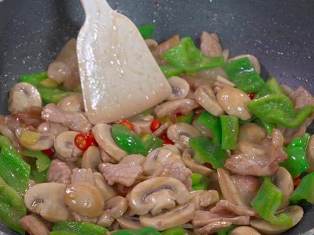 口蘑炒肉好吃有诀窍,学会这样做,爽脆肉味,太香了厨房日记#家乡特色小吃