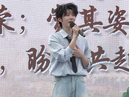 《曹州牡丹赋》—作者:郝熠然
他🔥了后一直在宣传自己的家乡,腹中有书气自华,他真的是始于颜值,陷于才华,忠于人品。
美貌是他最不值一提的优点#郝熠然#菏泽#牡丹宣传大使#曹州牡丹赋#菏泽牡丹之都 #牡丹宣传大使
