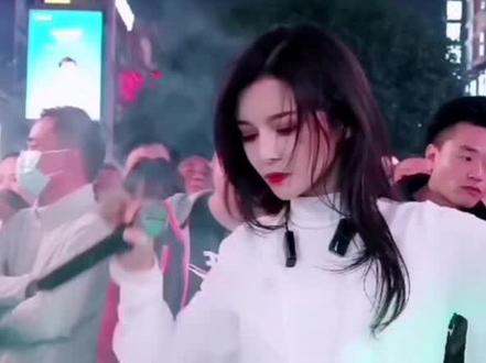 发个库存 琥牙姐妹在长沙户外的表演