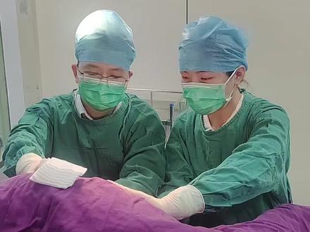 结肠息肉切除术 结肠息肉手术通常进行内镜下切除术完成,一般不选择外科开放手术。内镜手术具有微创的优势,一般1cm以下息肉,进行结肠镜检查同时直接行息肉摘除。较困难结肠息肉摘除,通常需患者入院治疗,进行完善的术前评估及肠道准备后再行结肠镜治疗。手术切除方法通常分为以下三种:
1、简单结肠息肉:进行圈套器圈住息肉再行电凝电切,息肉摘除后,表面创面采用止血夹止血;
2、EMR术:通过对扁平息肉粘膜下注射,将息肉隆起,再行圈套器切除整块粘膜;
3、ESD术:通过对黏膜下注射抬举液,进行微创电刀,剥离病变黏膜组织,手术安全且切除完整。#创作灵感 #肛肠大夫张磊昌 #江西省肛肠医院 #医途暖光 #江西省中医院肛肠科 @知肛肠乐