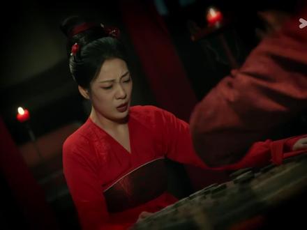 最近在看~《大唐狄公案》里面
云雀啁啾案,真的看的让我非常揪心
故事是,一对夫妻在洞房花烛,被一个黑衣人胁迫下棋对弈,谁先吃一子,就要砍对方一刀
本来两个人都不愿意伤害对方,但是黑衣人直接当场揭穿夫妻两个人其实早就背叛彼此的事情,于是两人一改之前深爱对方情比金坚的样子,转头就把尖刀对向了对方最爱的人
我当时看到了这很唏嘘~
爱情,这个东西浓情蜜意之时,“坚不可摧”爱的死去活来
但是呀,爱情可怕的就是它一面坚不可摧,但另一面又像玻璃一样一碰就碎。
一旦知道了自己的爱的人,并没有看起来那么爱你的时候,那么所有的山盟海誓,都是狗屁了
其实现在谈恋爱,很多人都喜欢问对方一句话
你爱我吗?有多爱?
很多人都喜欢把爱挂在嘴边,却不知道那所谓的情比金坚的爱情,在面对现实的时候到底能坚持多久。
我们在现实生活中可能经历不到,生死离别
但光是谎言、欺骗、彩礼、异地恋、随便哪一个都能让我们心里那份看似情比金坚的爱意,支离破碎
看完我也会在想自己,如果自己遇到会怎么做,其实这个问题没有答案,有些人可以为你挡子弹,但不能为你买早饭,超越生死的爱情的确可敬
但,细水长流的爱同样是真爱,我们不知道也预知不到未来会发生什么,但只要珍惜当下,认真对待,认真经营和自己相爱人的每一天,这才是真正的~
“我爱你”#因为一个片段看了整部剧