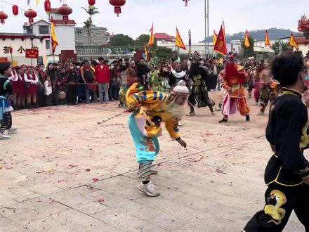 刚劲如刀,气势如潮,这不是表演,是一场直击心灵的中式力量盛宴。(加速版)#英歌舞完整版 #英歌舞 #@公孙胜-新桥红猫(晟锐英歌队)