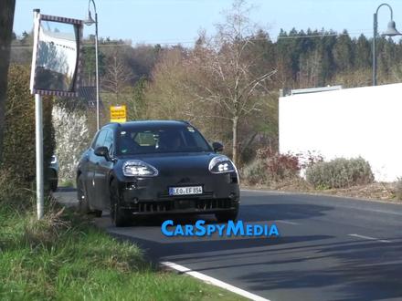 保时捷纯电卡宴纽北最后调校,19号就要发布啦 #保时捷纯电卡宴 #保时捷
#小米YU7 #纯电动车
#纽北赛道 保时捷纯电卡宴:电动时代的性能旗舰
发布时间与定位
全球首发:2025 年 11 月 19 日(明天)欧洲中部时间 15:00
正式亮相:11 月 22 日迪拜 "Icons of 保时捷" 嘉年华
上市时间:2026 年初开始交付
市场定位:豪华纯电 SUV 旗舰,与燃油版卡宴并行销售
竞争对手:特斯拉 Model X Plaid、宝马 iX、蔚来 EC7、路虎揽胜 EV
核心技术与性能参数
平台与架构
PPE 平台:大众集团高端纯电平台,专为高性能电动车开发
800V 高压架构:提供行业领先的充电速度和效率
动力系统
双电机四驱:前后轴各置永磁同步电机
最大功率:标准版约 600 马力,高性能版可达1000 马力(约 735kW)
峰值扭矩:超过 1000Nm
加速表现:0-100km/h < 3 秒,0-200km/h < 8 秒
最高时速:> 250km/h
电池与续航
电池容量:113kWh高能量密度电池组
能量密度:比 Taycan 提升 7%
续航里程:WLTP 标准下 **> 600km**,美国实测约 563km
电池技术:功能整合式设计,成为车身结构一部分,提升刚性并降低重心
充电性能
峰值充电功率:400kW
充电速度:10%→80% 仅需15-16 分钟
10 分钟充电:可补充 > 300km 续航
无线充电:2026 年起提供 11kW 无线充电系统(选装)
保时捷纯电卡宴将性能、奢华与可持续性完美融合,不仅是品牌电动化战略的里程碑,更有望重新定义豪华电动 SUV 标准。其 1000 马力输出、600km 续航和 15 分钟快充的组合,足以挑战市场上任何一款纯电旗舰。
值得注意的是,官方完整参数与配置将于明天 (11 月 19 日) 正式发布,更多细节与价格信息届时将揭晓。若您对这款车感兴趣,建议关注保时捷官方直播。