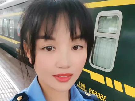 大家好,最近有很多朋友问我,购买了7月23日凌晨30分的火车票,应该什么时候出发?火车票乘车时间实行24小时制,乘车时间是凌晨30分,我该今晚出发还是明晚出发?注意,火车票票面乘车时间实行24小时制,一旦过了当天的24点,就进入了第二天。如果你购买的是7月23日凌晨30分的火车票,则应该在7月22日晚上到达火车站候车。#绿皮火车 #高铁 #火车站 #铁路 #旅途愉快