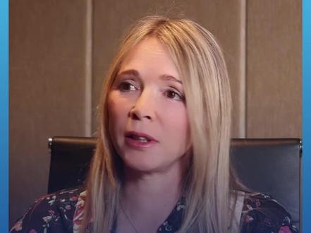 #法国歌手伊莲 本命年登中国#春晚 : 每次到中国都感觉特别温暖 祝福中国人民马上成功