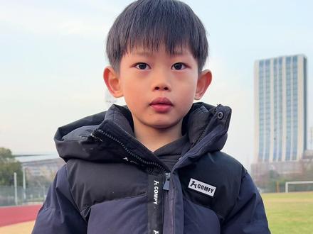 冬天训练速度,因为天冷所以尽量要缩短间歇时间,第一次进行这种200米间歇训练,橙橙完成的很好#田径 #200米 #橙橙爱跑步 #冬训