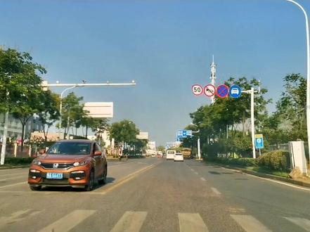 #凤凰山科目三#直线行驶#靠边停车。#武汉最好的教练。#科目三包过,直线行驶必须小幅度调整方向盘走直走正走车道中间。靠边停车看马路牙子和挡风玻璃正中点相交!