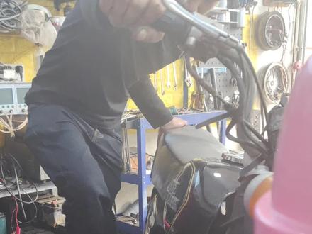 一代经典,车主舍不得扔,多少喷的回忆,这台车20多年了,嘉陵70#摩托车 #修车小伙 #修理 #维修 #保养 #中缸 #机油 #嘉陵 #70 @DOU+小助手