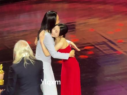 #咏梅 #张子枫 同台领奖 咏梅老师好优雅 子枫妹妹可可爱爱