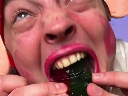 长颈鹿绘画大比拼,谁才是真正大神? #搞笑视频#搞笑外国人#外国人真会玩#脑洞大开