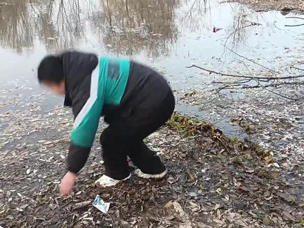 滚泥巴地两分钟100元,本以为是赌气的话,没想到宝妈真的去滚了。“100元可以给孩子们买肉。”生活不易,为母则刚。@晴丝罥笑 #为母则刚 #滚泥地