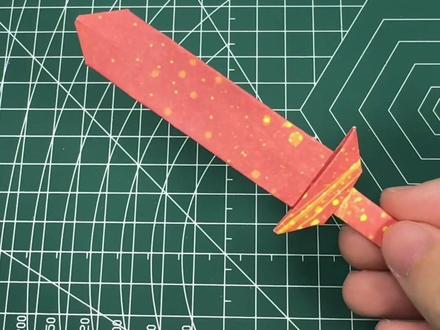 上学时折的宝剑你还记得吗?男生必学的小玩具,半张正方形纸就能折#童年玩具 #折纸宝剑 #简单易学的折纸教程 #有趣的儿童手工作品 #手工折纸教程