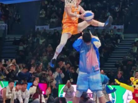 想夺冠?可没那么容易#CBA全明星周末 #我的CBA全明星记忆 #CBA全明星扣篮大赛 #全明星扣篮大赛 #张鼎岩 @DK-张鼎岩 4 @俞泽辰