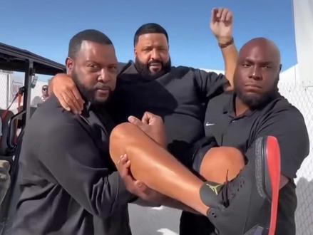 保安抱起DJ Khaled为了让他的Jordans鞋不沾地