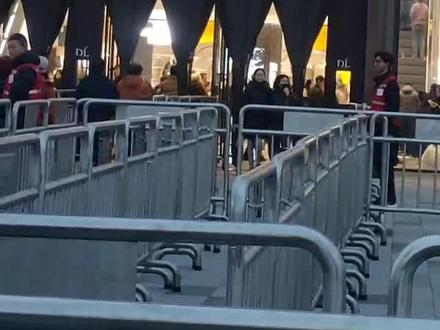 新乡胖东来三胖新开业了,第一视角感受下热情,玩的穿的在二楼,吃的在三楼四楼,三楼可以感受天台露天氛围,电器智能茶叶在一楼二楼,外地来的朋友,建议元旦后来,现在刚开业太堵了,来之前提前查路线和限行,目前胖东来附近两段路只允许单向行车。需要提供帮助的亲,可以私信我哦