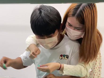 男孩子进厂,一定要眼疾手快,不要扭扭捏捏,这个男孩子才来半个月,已经成功了,还说要带女朋友跑路#电子厂的爱情 #工厂实拍视频