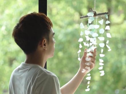 用捡回的海玻璃做了串风铃,挂在窗边,每天都像在海边度假🏖️#抖音小助手 #手工diy #海