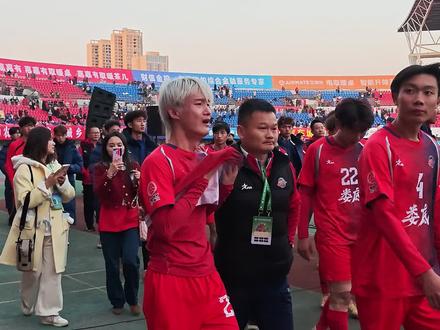 娄底队点球惜败,队员泪洒绿茵场,球迷暖心鼓励明年再战 #娄底vs永州 #湘超 #足球的魅力