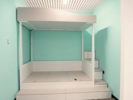 小卧室大空间💡电动升降床的4种布置场景 四个「神仙卧室」设计,重新定义小空间的 N 种可能!
❶ 电动升降床:超迷你卧室(2.1 米长度)
挑战极限的空间魔法
核心配置:2m×1.5m 大床 + 床下收纳柜 + 楼梯柜
功能亮点:
▫️ 可切换「上床下桌」(学习办公模式)或「上床下沙发」(休闲会客模式)
▫️ 垂直空间利用率 MAX,收纳、睡眠、功能区三不误
❷电动升降床: 经典实用型(2.5 米长度)
刚需户型的万能公式
一站式布局:上床下柜 + 书桌 + 书柜 + 衣柜
优势解析:
▫️ 集「收纳、学习、衣物储藏」于一体,无鸡肋空间
▫️ 标准化设计适配多数家庭,性价比与实用性双高
❸ 电动升降床:多功能榻榻米房(2.6 米长度)
小户型的「变形金刚」
创新设计:上床下榻榻米一体化
场景延伸:
▫️ 底部超大储物空间(换季衣物、杂物全隐藏)
▫️ 榻榻米区可作休闲茶歇角、临时客房(朋友留宿不发愁)
▫️ 兼具颜值与功能性,日式调性拉满
❹ 电动升降床: 艺术生活家(钢琴房 + 卧室)
让兴趣与生活共生长
突破性组合:卧室 + 钢琴专属区
情感价值:
▫️ 解决小户型「兴趣空间缺失」痛点,孩子练琴、家长陪伴两不误
▫️ 用设计打破「卧室 = 纯休息区」的固有思维,让艺术融入日常
#上下铺 #电动升降床 #床 #儿童房设计 #上下床