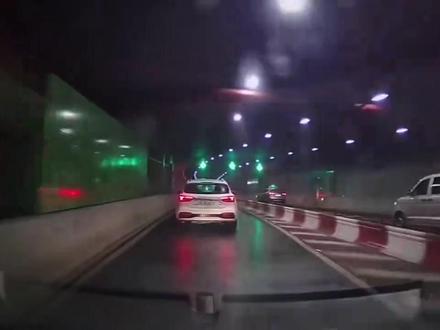 汽车玻璃突然起雾,到底开空调还是开窗通风,两种方法都不一定对 #用车知识