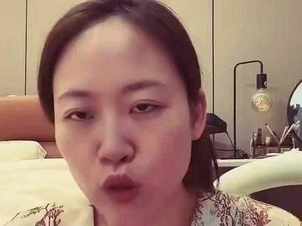 “从漂亮国到他的城市 我又要飞八个小时 在我手机没有网络的八个小时里 他跟我坦白了一切”.#演员