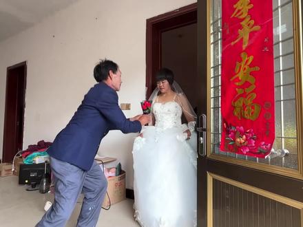 儿媳妇给公婆补办一场婚礼,婆婆化完妆穿婚纱真漂亮,公公笑疯了 #补办婚礼 #婆媳关系 #三农故事 #禧妆