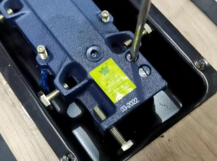 #地弹簧 #地弹簧门 #门控五金 #玻璃门 #地弹簧门调节方法