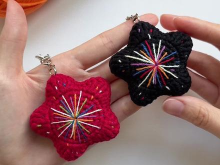 🎆烟花星星💫挂件项链钩织视频教程 🧵:@lifeyarn 可可
🎨:08炭黑、44樱桃、81茄紫、75航海蓝、28嫩黄、23白雪、43柿子
🪡:2.0mm
📝:感谢@一只小知了 的分享
#钩针小物 #钩织视频教程 #钩织挂件 #钩织星星 #钩织项链