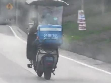 洛杉矶街头现“饿了么”骑手?骑手:以前在国内送外卖,现在把装备寄过来,在美国送外卖。专接华人平台单,日均可接20至30单。(极目新闻)