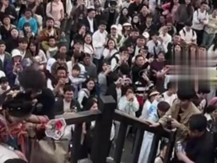 河南万岁山武侠城景区预约系统崩溃,大量游客聚集,有人高喊退票。(来源:七英~)