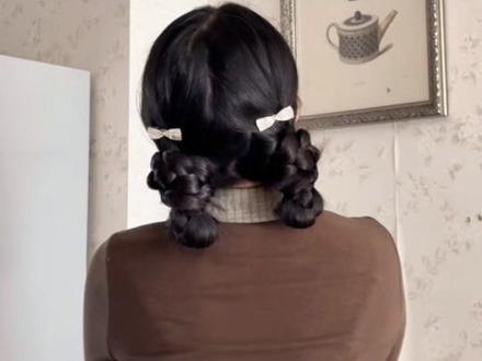 超减龄的少女感双低丸子头,手残党2分钟学会的简单发型教程来了 给头发做精致好看的发型是我的快乐
这个发型很简单,只需要小黑发圈和蝴蝶结就可以
→变韩系美少女了,幻视古早韩剧女主
超甜美减龄显俏皮灵动活泼的!
跟着我一起扎起来吧
手残党赶紧尝试一下,2分钟轻松扎好不是梦
#变美小技巧 #少女感爆棚 #双丸子头 #手残党也能学会的发型 #低丸子头的简单扎法 @DOU+上热门