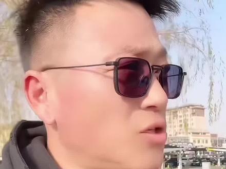 这种穿搭越来越普及而且部分老少更不分腿粗腿细了#一本正经飚方言 #搞笑 #时尚穿搭 #瑜伽裤
