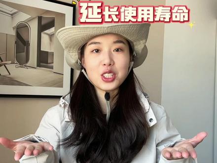 户外人必学❗骆驼冲锋衣怎么清洗🤔 #创作者中心 #创作灵感 #冲锋衣清洗 #衣服清洗 #冲锋衣洗涤方法 @抖音小助手 @抖音创作小助手
1、如何手洗:
将冲锋衣浸泡在清水或含有中性洗涤剂的水中大约十分钟,对容易脏的部位进行擦拭或轻轻揉搓。
对于顽固的污渍,使用软毛刷进行清洗。
然后使用清水彻底漂洗,确保洗涤剂被完全冲洗干净。
2、如何机洗:
在放入洗衣机前,把帽子后侧、衣服下端的抽绳拉开铺平,把所有拉链、按扣和魔术贴都规整到位,然后把衣服叠好放进洗衣袋,选择洗衣机的轻柔洗涤模式,倒入中性洗衣液,避免在洗涤中刮伤面料。
3、晾干注意:
清洗后,把冲锋衣晾在阴凉通风处自然风干。注意不要拧干、甩干或进行熨烫处理,避免阳光直射。
4、鹅绒内胆的清洗:浸泡在温水加洗衣液中,轻轻揉搓。